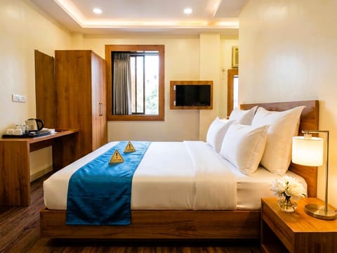 Bed, TV and multimedia, Bedroom