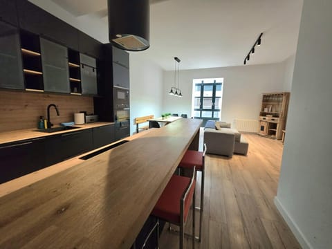 Kitchen or kitchenette, Living room, Seating area, Dining area