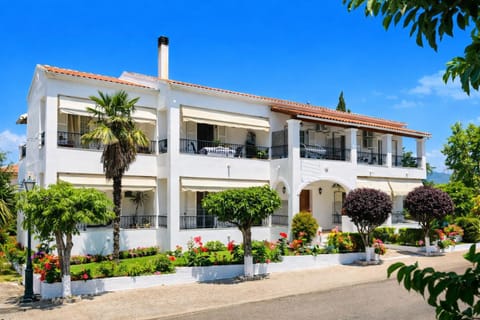Property building, Spring, Day, Garden, Garden, Balcony/Terrace, Garden view