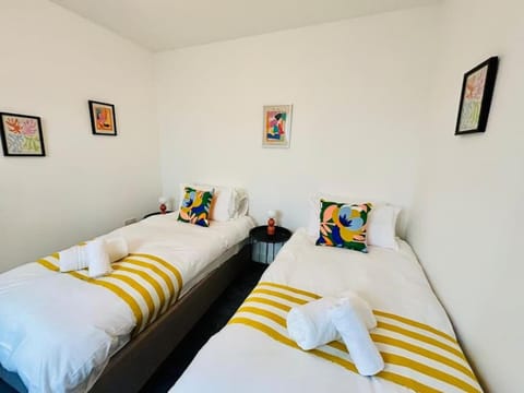 GL1 City Center & Docks - Parking - Sleeps up 6 ppl - Outside Space Apartment in Gloucester