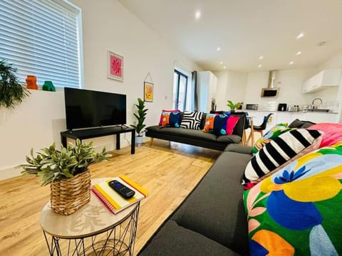 GL1 City Center & Docks - Parking - Sleeps up 6 ppl - Outside Space Apartment in Gloucester