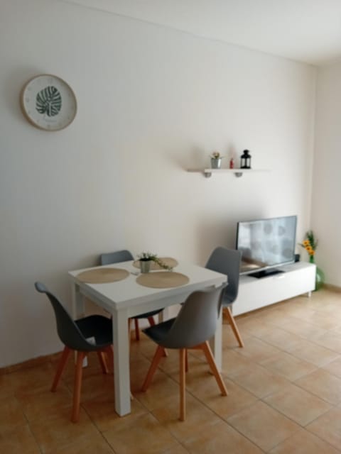 TV and multimedia, Living room, Lounge or bar, Seating area, Dining area