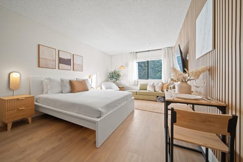 Bed, Living room, Photo of the whole room, Seating area, Bedroom