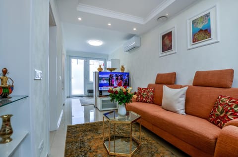 Communal lounge/ TV room, TV and multimedia, Living room, Seating area, Evening entertainment