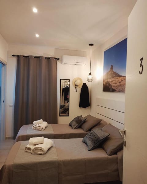 Bed, Bedroom, minibar