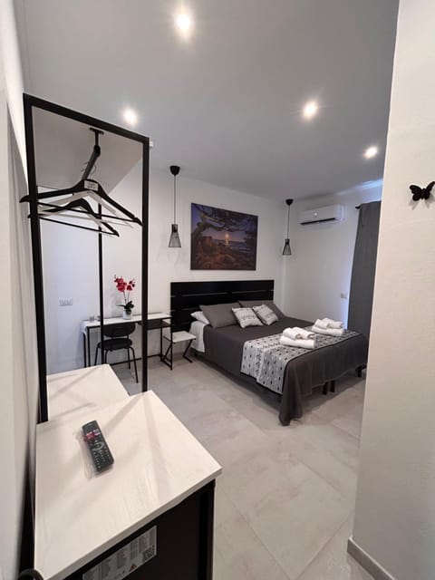 Bed, TV and multimedia, Balcony/Terrace, Bedroom, Mountain view, minibar, towels, air conditioner