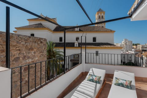 View (from property/room), Balcony/Terrace, City view, sunbed