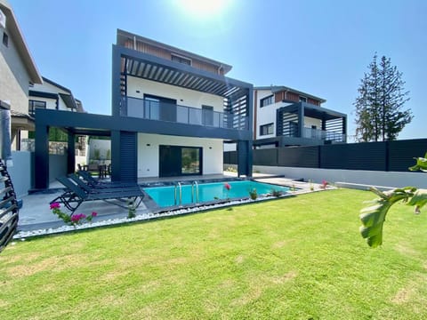 Property building, Patio, Garden, Garden, Garden view, sunbed