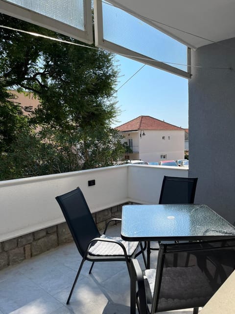 Day, View (from property/room), Balcony/Terrace, Living room, Seating area, Dining area, Mountain view
