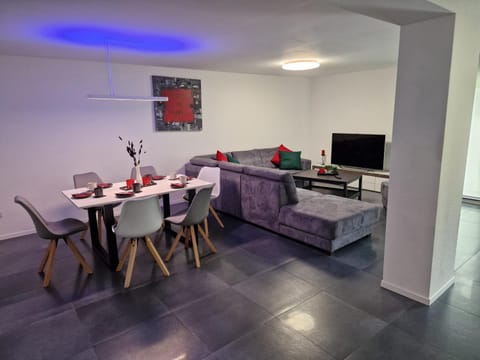 TV and multimedia, Living room, Seating area, Dining area