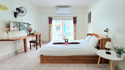 Bed, TV and multimedia, Living room, Photo of the whole room, Seating area, Bedroom, towels, air conditioner