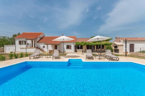 Property building, Patio, Day, Pool view, Swimming pool, sunbed