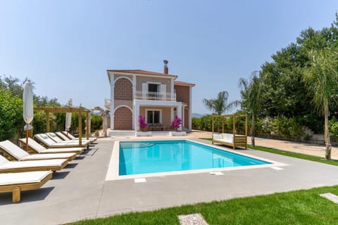 Property building, Patio, Day, Garden, Swimming pool, sunbed