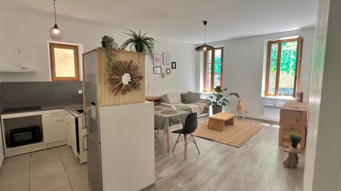 Kitchen or kitchenette, Seating area
