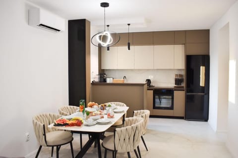 Kitchen or kitchenette, Dining area, oven, stove