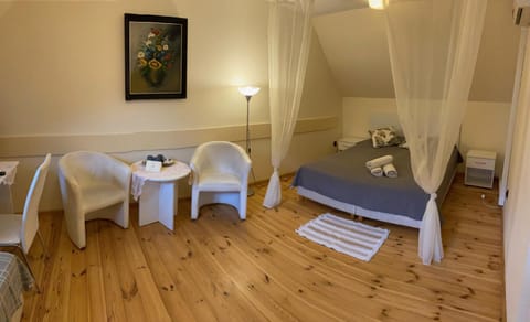 Bed, Photo of the whole room, Seating area