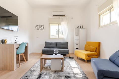 TV and multimedia, Living room, Seating area, Dining area, air conditioner