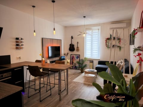 TV and multimedia, Living room, Seating area, Dining area