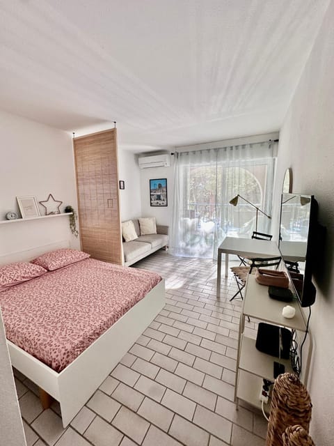 Bed, TV and multimedia, Living room