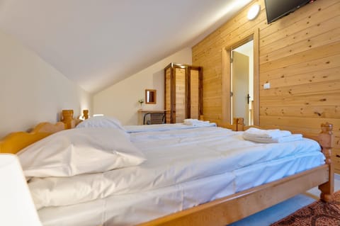 Bed, TV and multimedia, Photo of the whole room, Bedroom, wardrobe