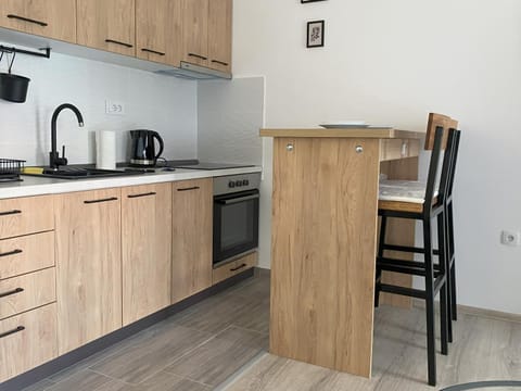 Coffee/tea facilities, Kitchen or kitchenette, Dining area, oven, stove