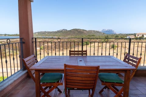 Natural landscape, View (from property/room), Balcony/Terrace, Dining area, Sea view