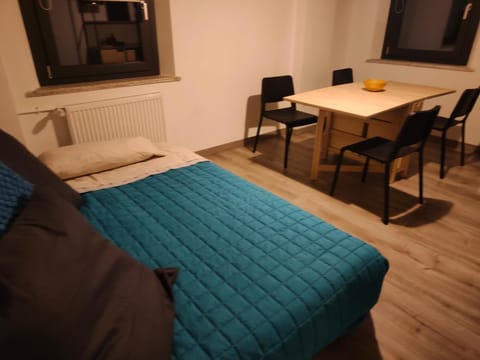 Bed, Seating area, Dining area