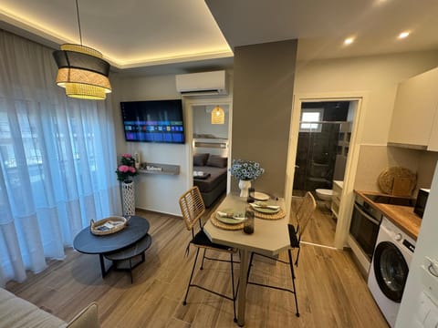 TV and multimedia, Kitchen or kitchenette, Living room, Seating area, Dining area, oven, stove