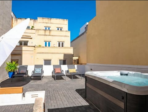 Hot Tub, Balcony/Terrace, sunbed