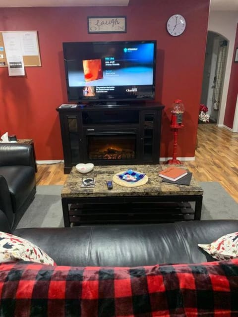 TV and multimedia, Living room, Seating area, Evening entertainment