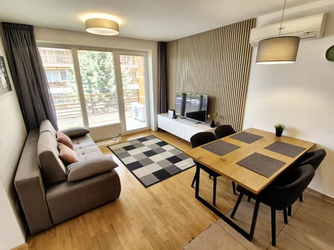TV and multimedia, Living room, Seating area, Dining area, air conditioner