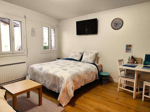 Communal lounge/ TV room, Bed, Night, TV and multimedia, Living room, Bedroom