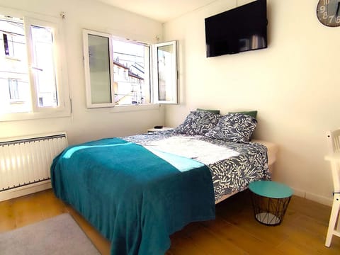 Communal lounge/ TV room, Bed, Night, TV and multimedia, Photo of the whole room, Bedroom