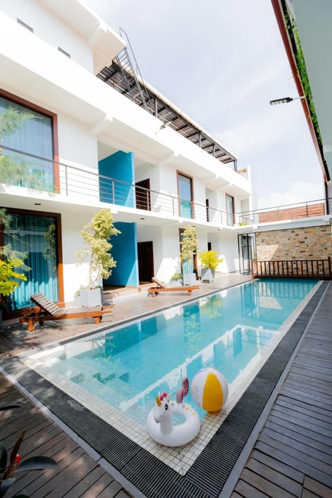 Property building, Day, Pool view, Swimming pool, sunbed