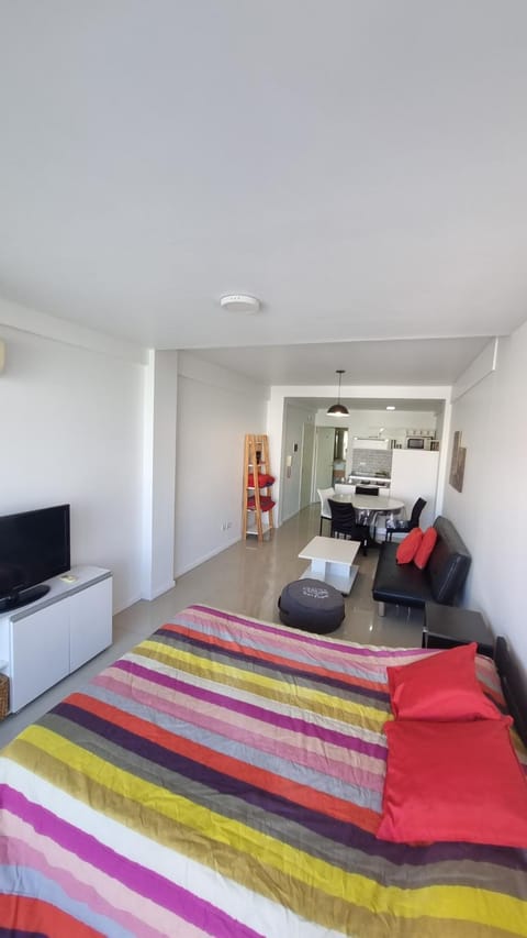 Communal lounge/ TV room, Bed, TV and multimedia, Living room, Photo of the whole room, Seating area, Evening entertainment, Bedroom