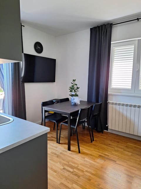 TV and multimedia, Kitchen or kitchenette, Seating area, Dining area