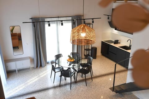 Kitchen or kitchenette, Seating area, Dining area