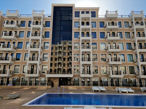 Property building, Swimming pool, sunbed
