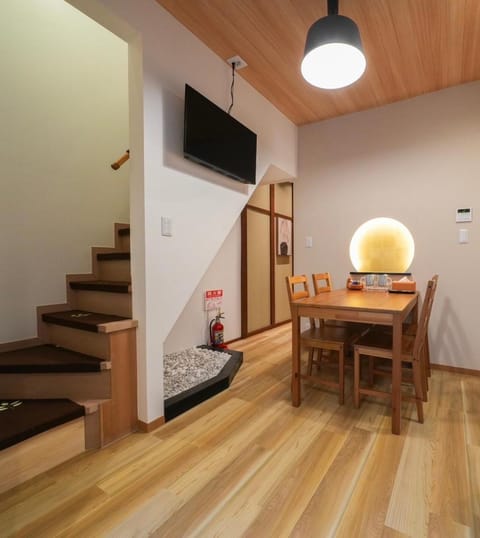 Seating area, Dining area