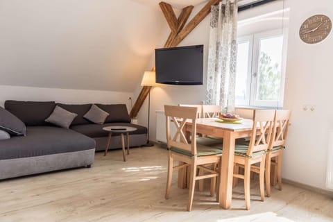 TV and multimedia, Living room, Seating area, Dining area