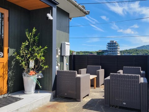 Property building, Facade/entrance, Balcony/Terrace