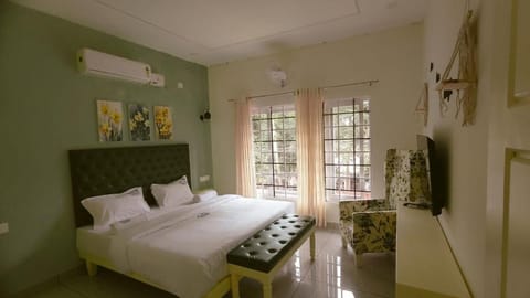 Bed, Photo of the whole room, Bedroom, towels, air conditioner