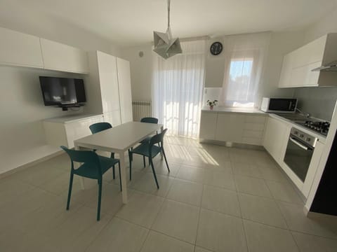 Kitchen or kitchenette, Dining area, kitchen