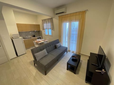 TV and multimedia, Kitchen or kitchenette, Living room, Seating area, Dining area, oven, stove, air conditioner