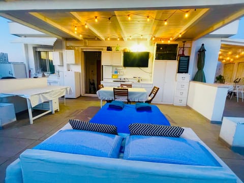 TV and multimedia, Kitchen or kitchenette, Photo of the whole room, Dining area, Evening entertainment