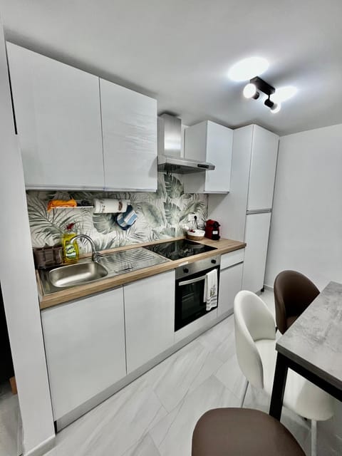 Kitchen or kitchenette, Dining area, oven, stove