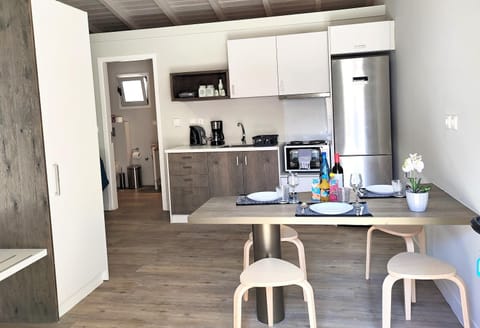 Coffee/tea facilities, Kitchen or kitchenette, Dining area, oven, stove