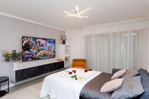 Communal lounge/ TV room, Bed, TV and multimedia, Living room