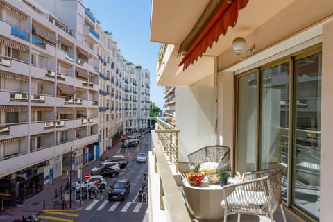 View (from property/room), Balcony/Terrace, Dining area, City view, Street view, Parking