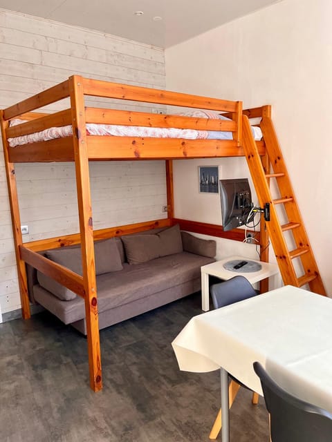 TV and multimedia, Living room, Photo of the whole room, Seating area, Dining area, bunk bed